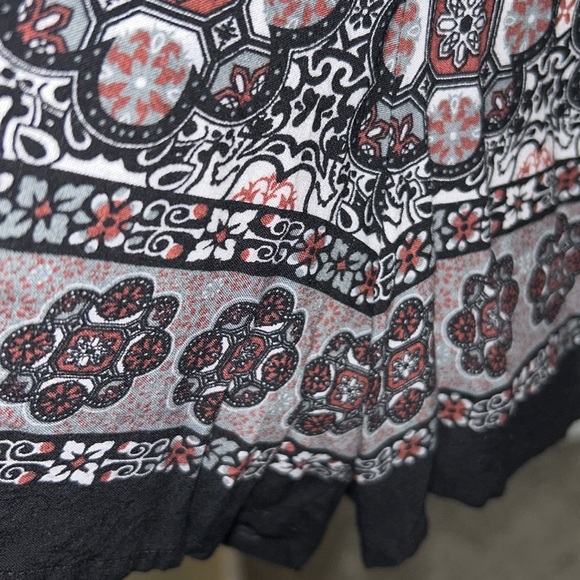 🦋Floral and Black Long Sleeve Juniors Romper 2/15$🦋 - Picture 3 of 10